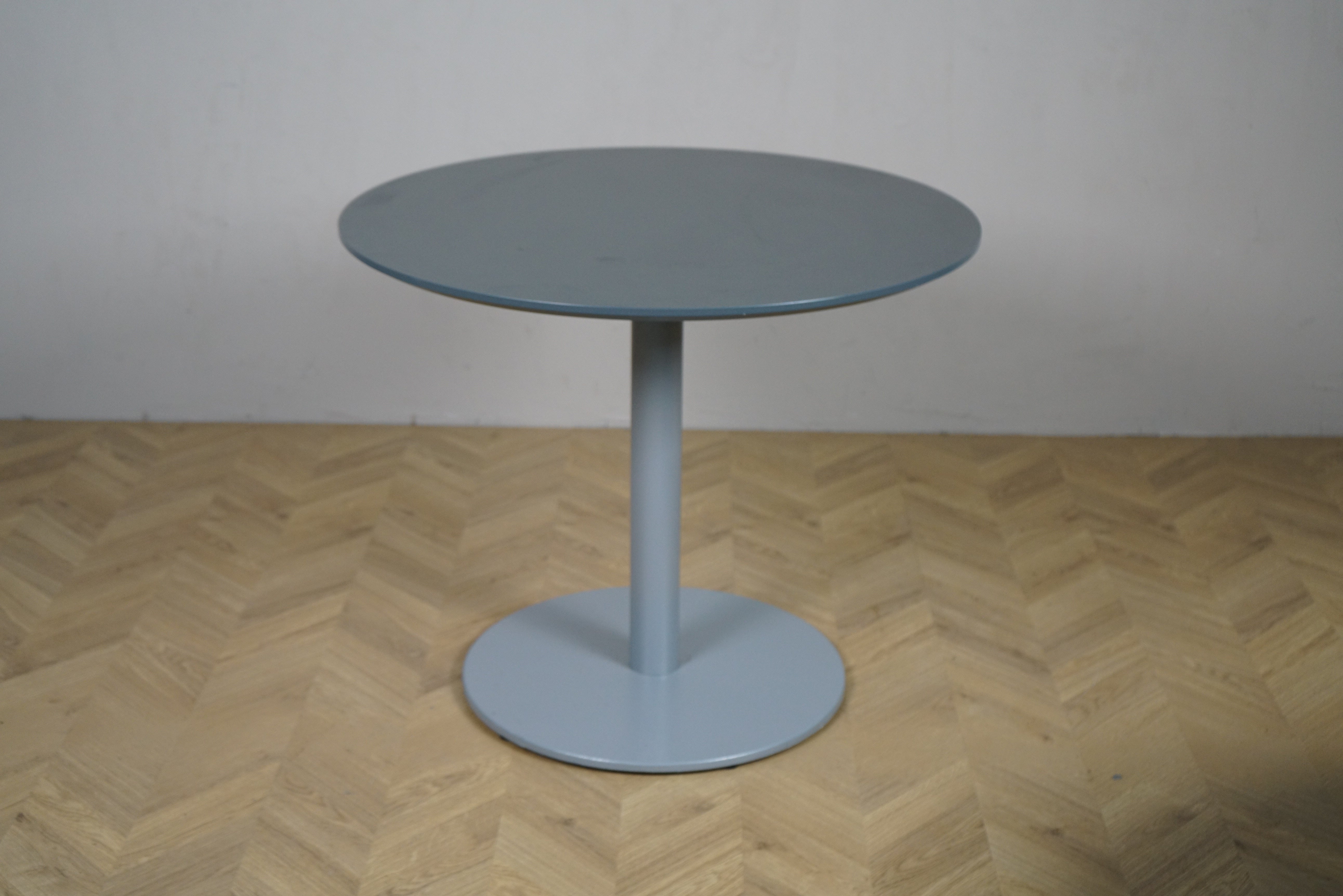 Cube Design rundt cafébord i mørkegrå laminat med metalstel set forfra